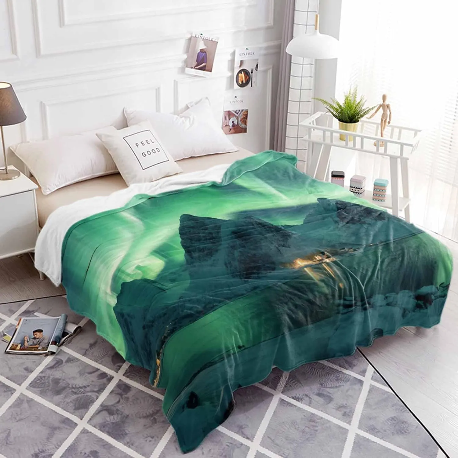 Fleece Throw Blanket, Winter Polar Ice Islands Ocean Scenery Green Lightweight Warm Cozy Soft Flannel Blankets for Couch Bed Sofa Camping for All Seasons, 30"x40"