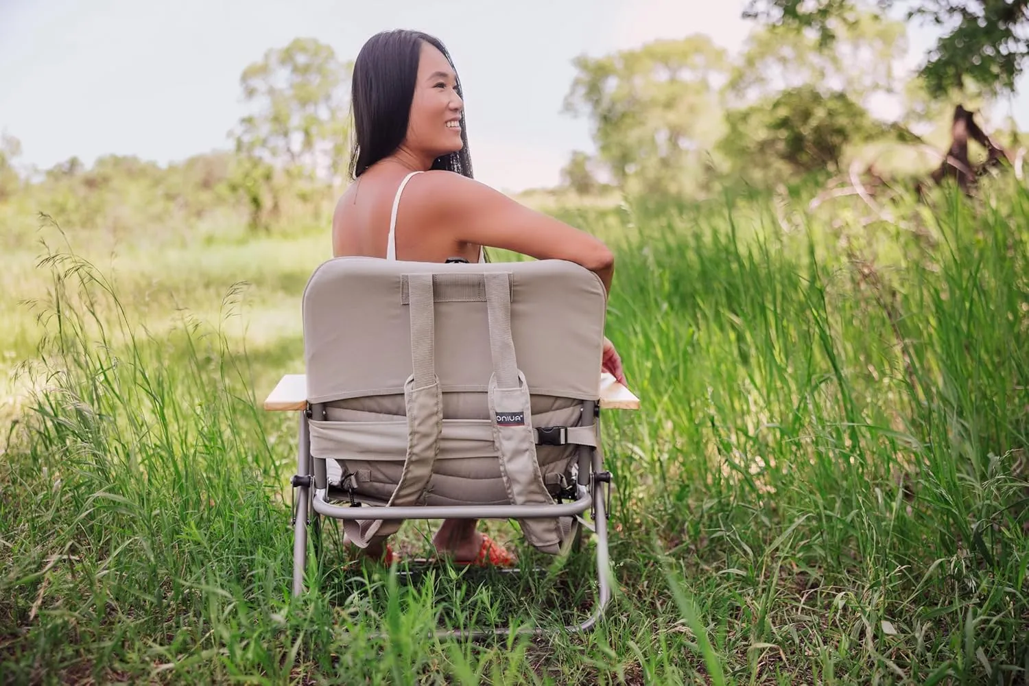 PICNIC TIME Descanso Padded Beach Chair, Low Camping Chair with Removable Washable Cover, Backpack Beach Chair